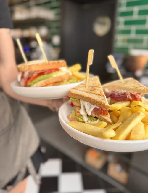Club sandwich s kuracím mäsom, slaninou a zeleninou s hranolkami – Centrum Pub Dolný Kubín